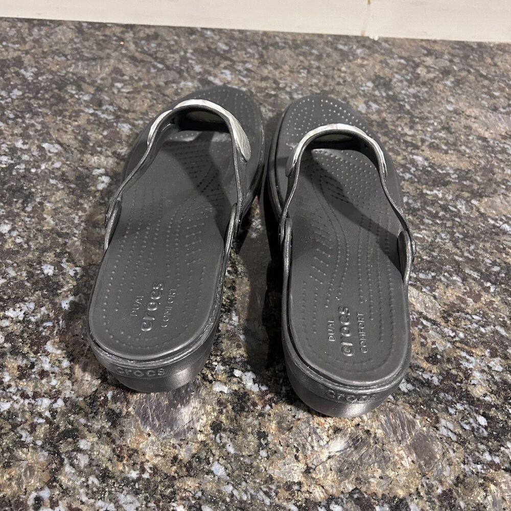 Crocs Sanrah Flip Flops Womens Sz 10 Hammered Circle Wedge Black Silver Sandals - Picture 7 of 8